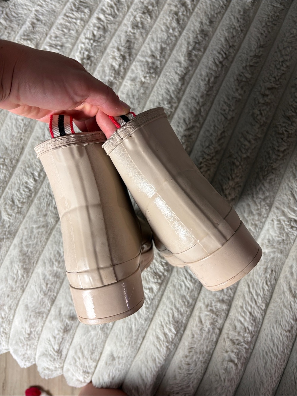 Hunter PLAY Short Fleece-Lined Rain Boots in Light Beige with Red Pull Tabs - Picture 7 of 9